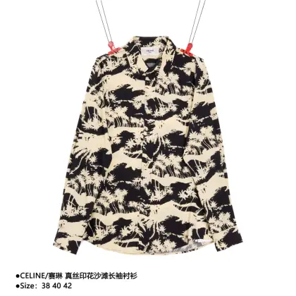 CELINE/赛琳 真丝印花沙滩长袖衬衫 原版杭州国专8300购入,定织面料采用100%粘胶纤维成分,胚布染色工艺+印花工艺(前片 后片LOGO),红外线人工剪裁,对花,损耗巨大.定制12mm四孔细边真贝壳扣,定制1×7cm领角插件片,上身丝滑透气,宽松版型,全网独家,细节质感非常好. 款式编号:A-56056056028